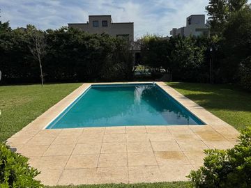 EN VENTA CASA 6 AMB EN BARRIO LA MONTURA - PILAR