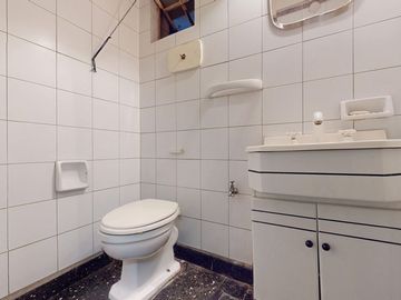 OFICINA EN VENTA EN BALVANERA - PISO PRIVADO