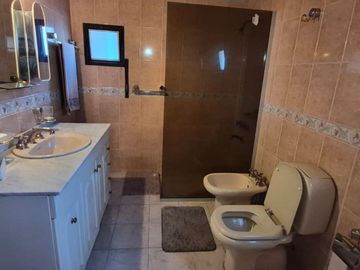 VENTA CASA 6 DORMITORIOS 3 BAÑOS PILETA B AYACUCHO