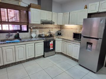 VENTA CASA 6 DORMITORIOS 3 BAÑOS PILETA B AYACUCHO