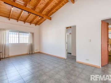 Venta casa 6 ambientes tipo PH con patio y balcon