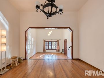 Venta casa 6 ambientes tipo PH con patio y balcon