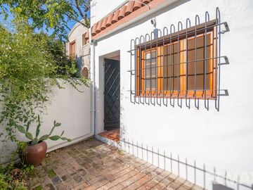 Venta casa 6 ambientes tipo PH con patio y balcon