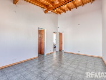 Venta casa 6 ambientes tipo PH con patio y balcon
