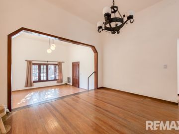 Venta casa 6 ambientes tipo PH con patio y balcon