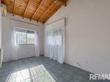 Venta casa 6 ambientes tipo PH con patio y balcon