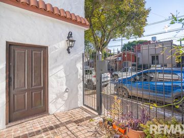 Venta casa 6 ambientes tipo PH con patio y balcon