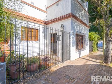 Venta casa 6 ambientes tipo PH con patio y balcon