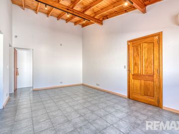 Venta casa 6 ambientes tipo PH con patio y balcon
