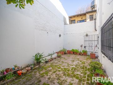 Venta casa 6 ambientes tipo PH con patio y balcon