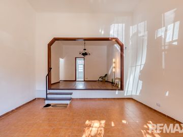 Venta casa 6 ambientes tipo PH con patio y balcon