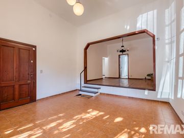 Venta casa 6 ambientes tipo PH con patio y balcon
