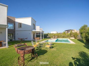 Casa 5 amb. El Cantón Puerto c/pileta amoblada