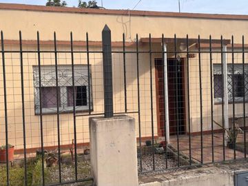 CASA VENTA MERLO QUINCHO Y JARDIN 300 MT2