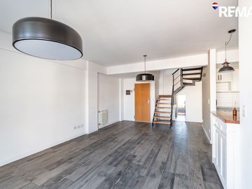 VENTA DEPTO TRIPLEX 4 AMB C/ COCHERA Y PARRILLA
