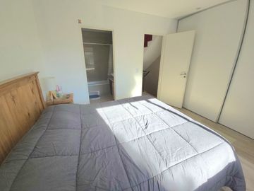 VENTA CASA DUPLEX 5 AMBIENTES OLIVOS GOLF NUEVA