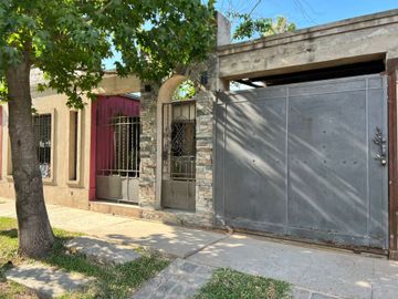 CASA 3D+COCHERA+SALON COMERCIAL+JARDIN+PILETA