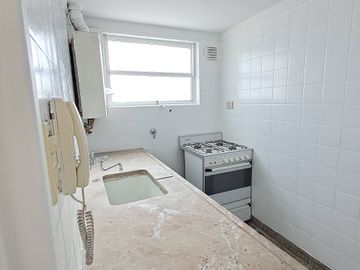 DEPARTAMENTO 2 AMB  9º LAT EN VENTA FLORES MUY LUM