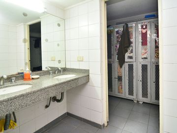 LOCAL COMERCIAL DEPOSITO Y 10 COCHERAS MONSERRAT
