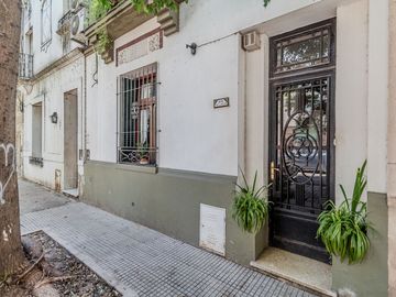 CASA 5 AMBIENTES CON PATIO TERRAZA QUINCHO. FLORES