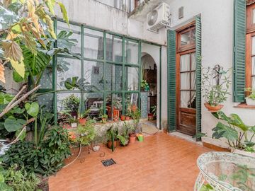CASA 5 AMBIENTES CON PATIO TERRAZA QUINCHO. FLORES