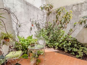 CASA 5 AMBIENTES CON PATIO TERRAZA QUINCHO. FLORES
