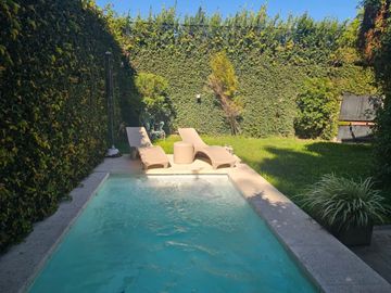 CASA 4 AMBIENTES VENTA PARQUE LELOIR JARDIN PILETA