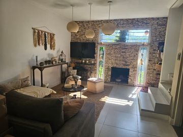 CASA 4 AMBIENTES VENTA PARQUE LELOIR JARDIN PILETA