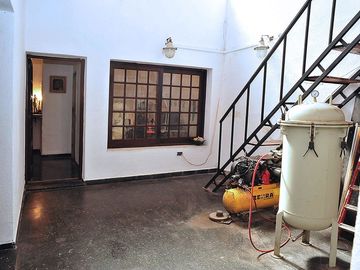 CASA 4 amb en VENTA en FLORES y terraza + ESTUDIO