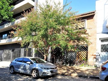 CASA 4 amb en VENTA en FLORES y terraza + ESTUDIO