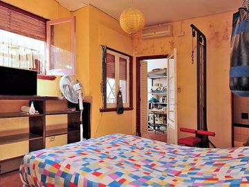 CASA 4 amb en VENTA en FLORES y terraza + ESTUDIO