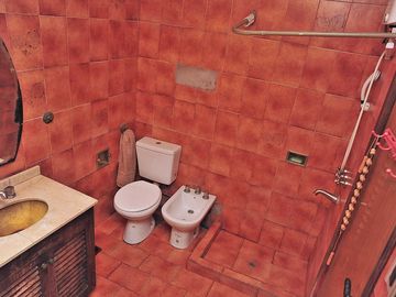 CASA 4 amb en VENTA en FLORES y terraza + ESTUDIO