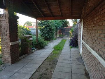 Venta Casa 5 amb con jardin, pileta Ituzaingo