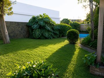 Venta Casa 5 amb con jardin, pileta Ituzaingo
