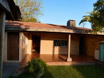 Venta Casa 5 amb con jardin, pileta Ituzaingo