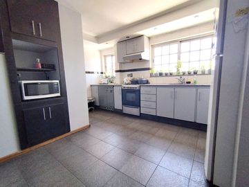VENTA DEPTO CAT. 4 AMB + DEP + ESCR. + 2 COCHERAS.