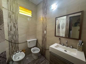 CASA EN VENTA TRES DORMTORIOS COCHERA DOS PLANTAS