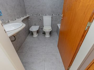 Depto 2 ambientes V Sarmiento  con cochera privada