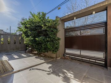 Depto 2 ambientes V Sarmiento  con cochera privada