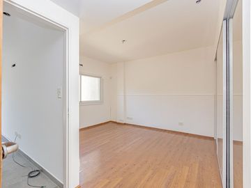 Depto 2 ambientes V Sarmiento  con cochera privada