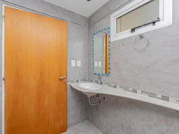 Depto 2 ambientes V Sarmiento  con cochera privada