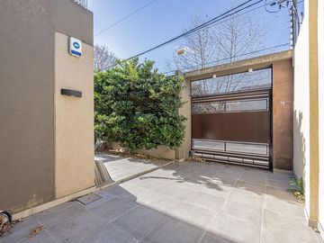 Depto 2 ambientes V Sarmiento  con cochera privada