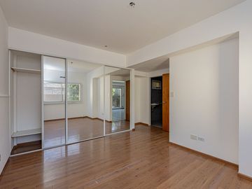 Depto 2 ambientes V Sarmiento  con cochera privada