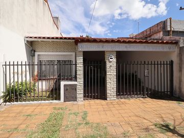 Venta casa 3amb jardín cochera Parrilla Hurlingham