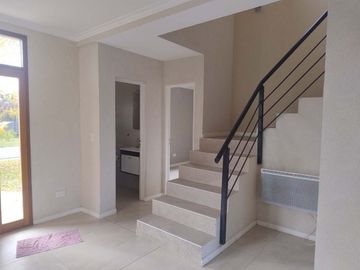 Casa 6 ambientes  alquiler en Maschwitz con pileta