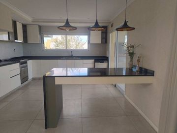 Casa 6 ambientes  alquiler en Maschwitz con pileta