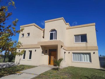 Casa 6 ambientes  alquiler en Maschwitz con pileta