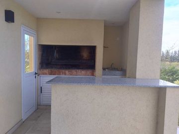 Casa 6 ambientes  alquiler en Maschwitz con pileta