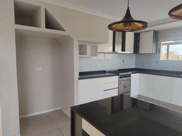 Casa 6 ambientes  alquiler en Maschwitz con pileta