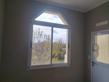 Casa 6 ambientes  alquiler en Maschwitz con pileta